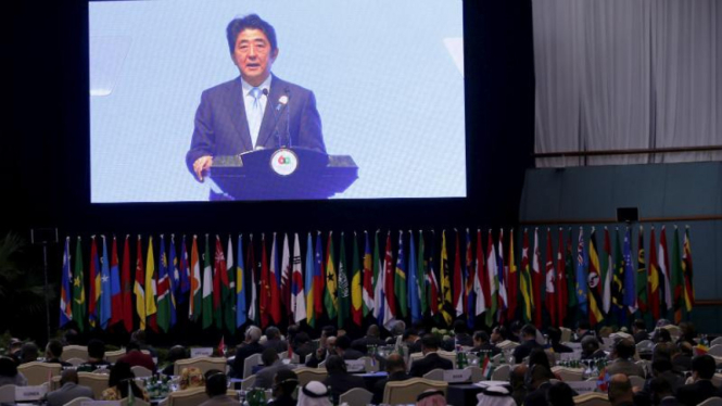 PM Jepang Shinzo Abe berbicara dalam KAA di Jakarta, 22 April 2015.