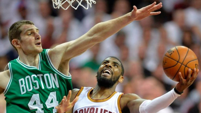 Pemain Cleveland Cavaliers, Kyrie Irving (kanan)