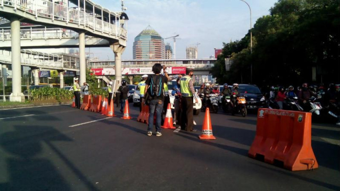 Penutupan arus lalu lintas di Jalan Gatot Subroto