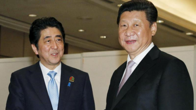 PM Jepang Shinzo Abe bertemu dengan Presiden China Xi Jinping di Jakarta.