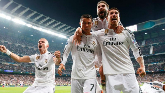Para pemain Real Madrid merayakan gol ke gawang Atletico Madrid