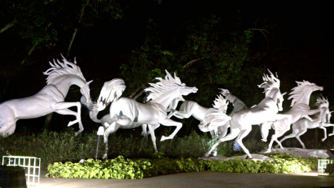 Patung kuda di BSB City, Semarang