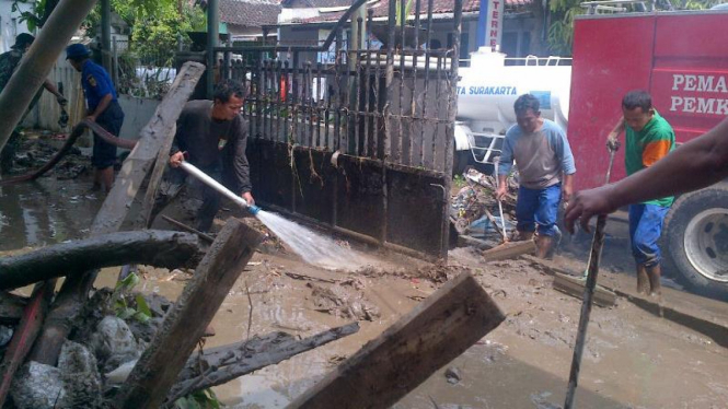 Banjir Numpang Lewat Rumah Jokowi di Solo