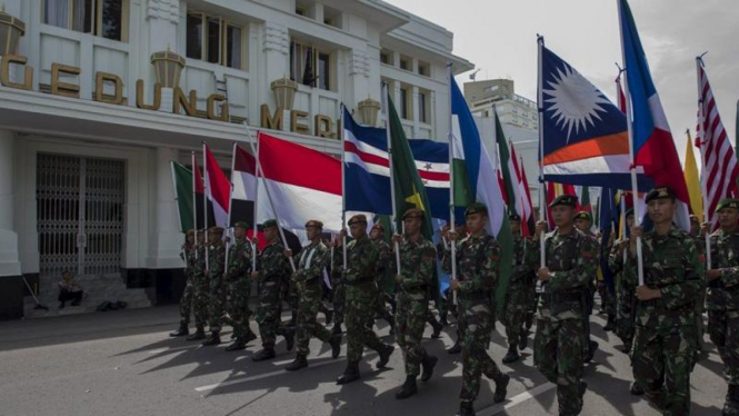 Defile bendera negara-negara peserta Konferensi Asia Afrika Gedung Merdeka