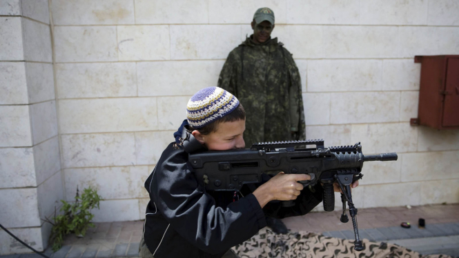 Keseruan Anak-anak Israel 'Bermain' Senjata Api
