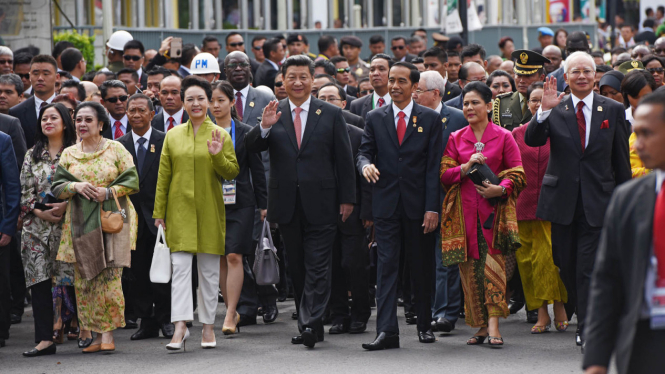 Delegasi Peserta KAA Ramaikan Historical Walk 2015