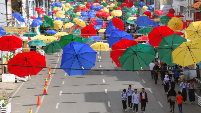 Ribuan Payung Hiasi Jalan Otista Bandung