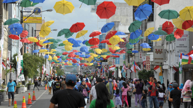 Ribuan Payung Hiasi Jalan Otista Bandung
