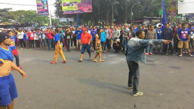 Aremania bermain bola di depan stasiun Kota Malang