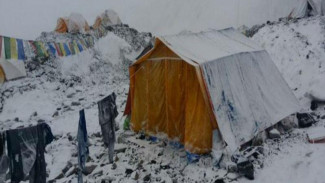 Dengan Satu Jari Pendaki Tetap Naik Everest, Akhirnya Tewas