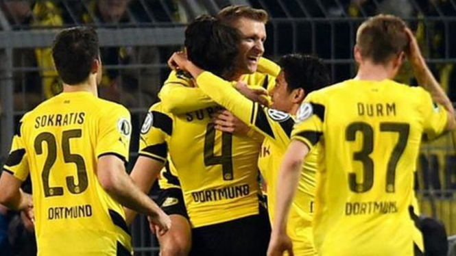 Pemain Borussia Dortmund melakukan perayaan gol