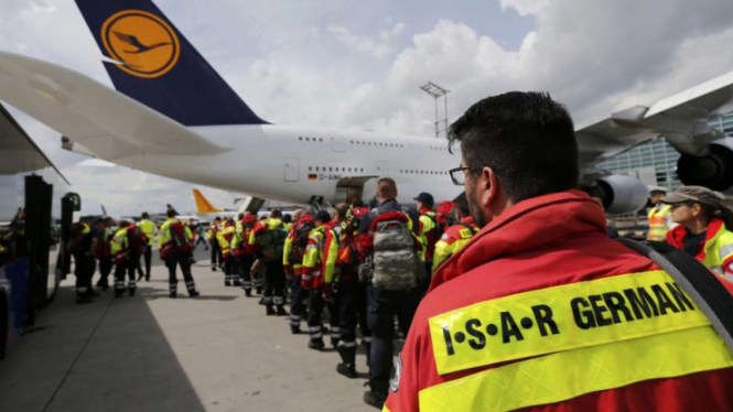 Tim Sar Jerman memasuki kapal untuk menuju Nepal, 26 April 2015.