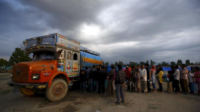 Warga mengantri air dari truk tanki di Kathmandu, Nepal.