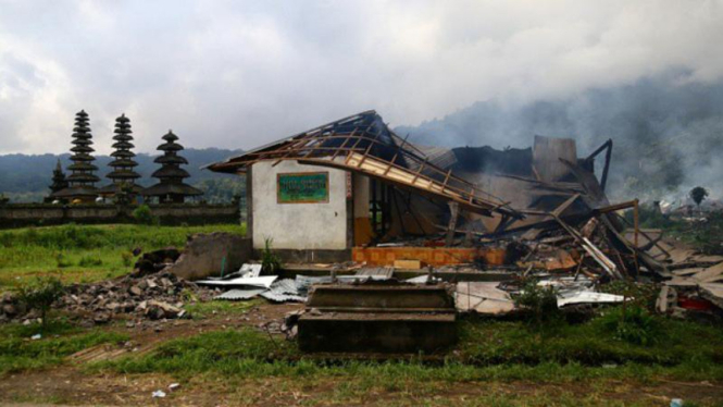 Rumah nelayan di Danau Tamblingan yang dibakar, Sabtu (25/4/2015)