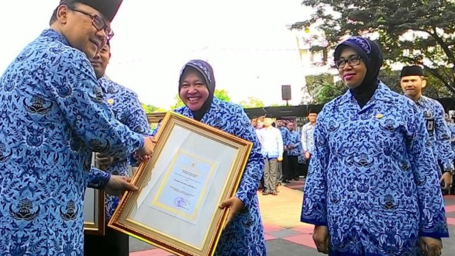 Mendagri berikan penghargaan kepada Walikota Surabaya Tri Rismaharini.