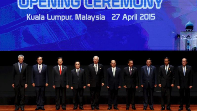 Pemimpin ASEAN berfoto bersama pada pembukaan KTT di Kuala Lumpur.
