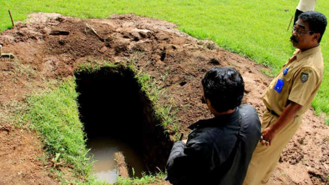 Persiapan lubang makam Raheem di Madiun, Senin (27/4/2015)