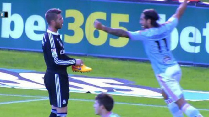 Bek Real Madrid, Sergio Ramos, saat sepatunya lepas