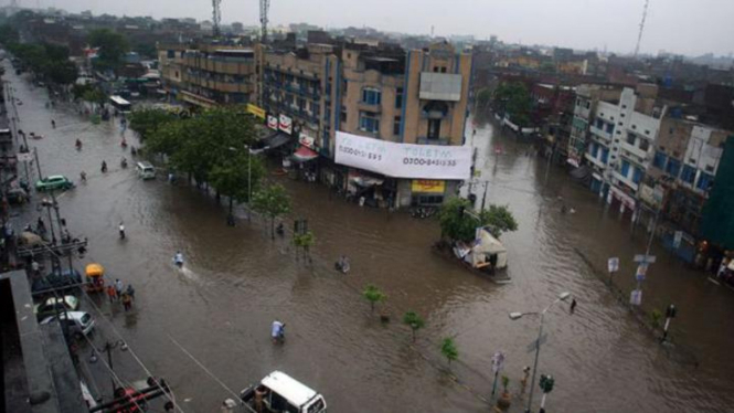 Pakistan dilanda banjir setelah topan mini.
