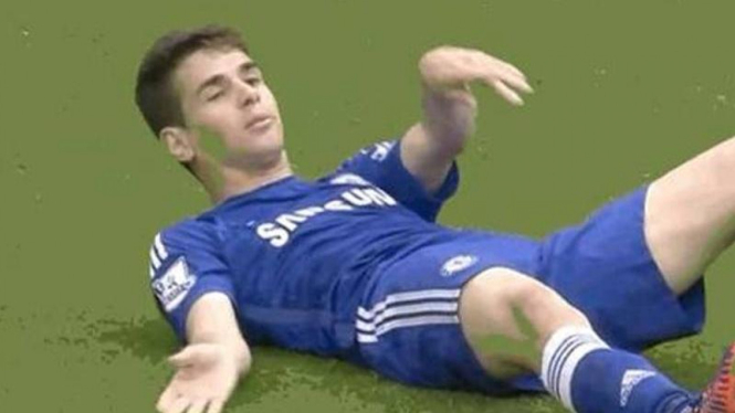 Pemain Chelsea, Oscar saat menunjukan gejala gegar otak