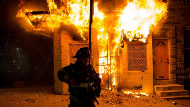 Pemadam kebakaran Baltimore berusaha memadamkan api.