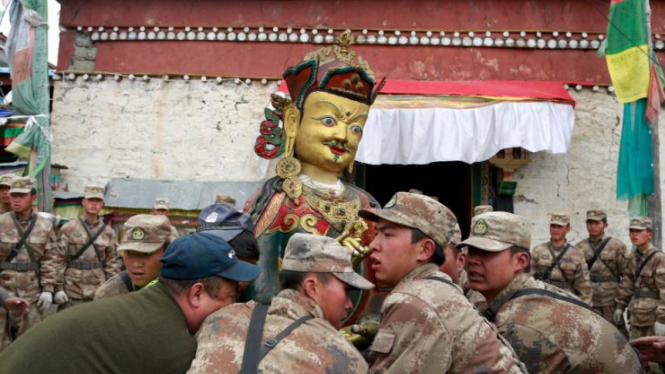 Tentara China memindahkan patung Buddha dari kuil yang rusak di Nepal.