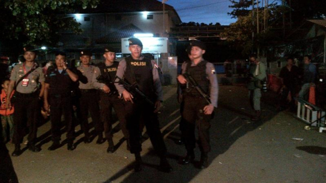 Pengamanan polisi di Pulau Nusa Kambangan menjelang eksekusi mati. 