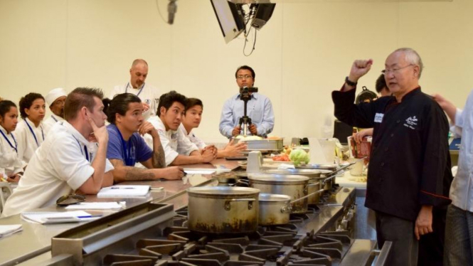 William Wongso ajari Chef Amerika masak makanan Indonesia