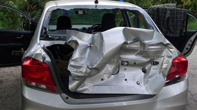 Mobil Jakub yang ringsek diserang rombongan gajah.