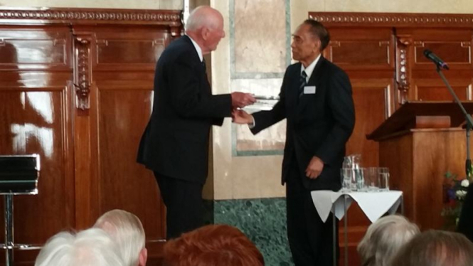 Dr Arifin Siregar menerima penghargaan Linggarjati Award di Rotterdam Belanda