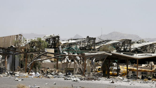 Serangan Koalisi Arab Saudi ke Bandara Sanaa di Yaman