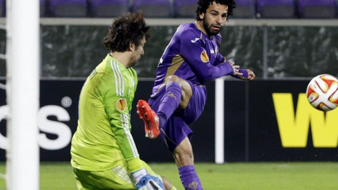 Winger Fiorentina, Mohamed Salah (kanan)