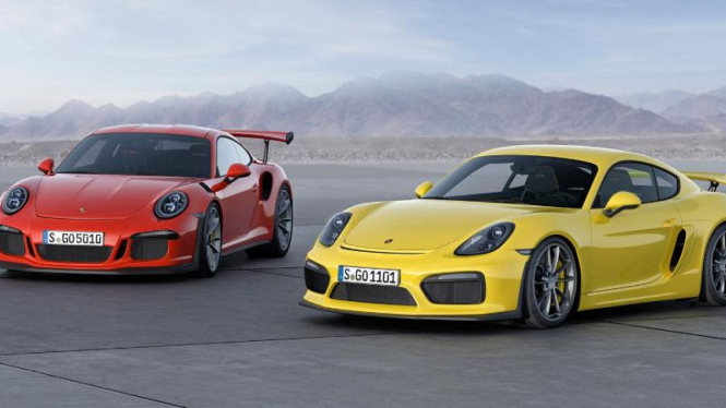 Porsche 911 GT3 RS (kiri) dan Cayman GT4 (kanan)