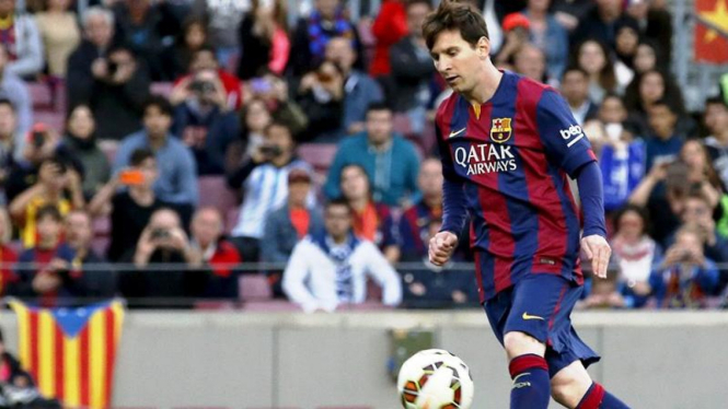 Penyerang Barcelona, Lionel Messi menendang penalti ala Panenka