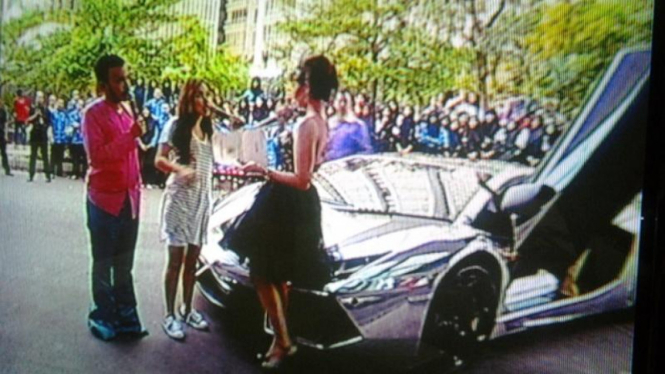 Roro Fitria dan mobil mewahnya di acara Pesbukers, Jumat, 1 Mei 2015
