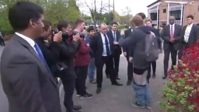 Insiden melorot saat selfie dengan wakil PM Inggris