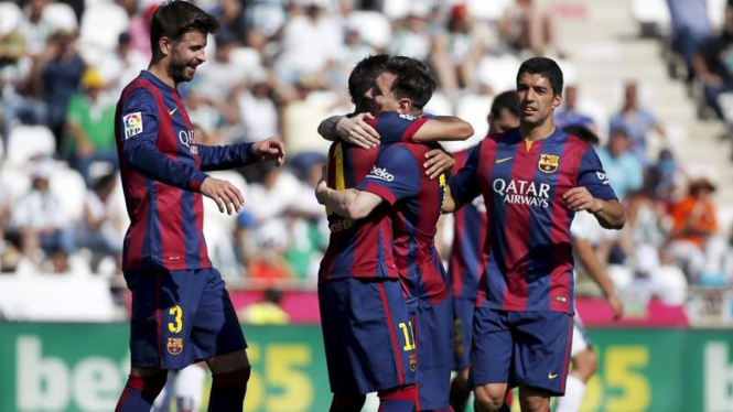 Para pemain Barcelona merayakan gol ke gawang Cordoba