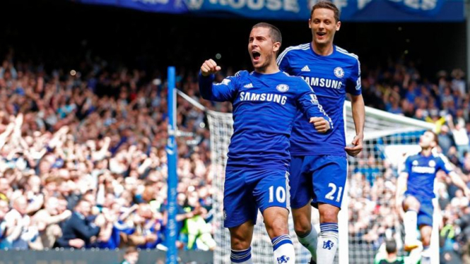 Eden Hazard merayakan gol kemenangan Chelsea atas Crystal Palace.