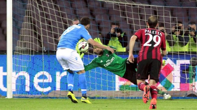 Penalti Higuain diblok Diego Lopez