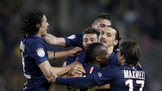 Para pemain PSG merayakan gol Blaise Matuidi