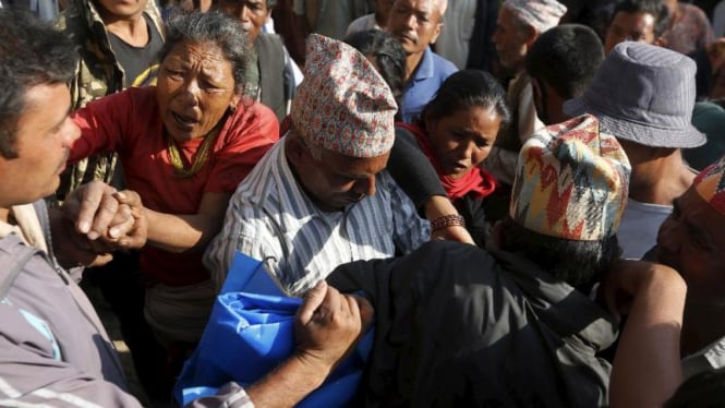 Korban gempa Nepal berjuang memperoleh bantuan di desa Sindhupalchowk.