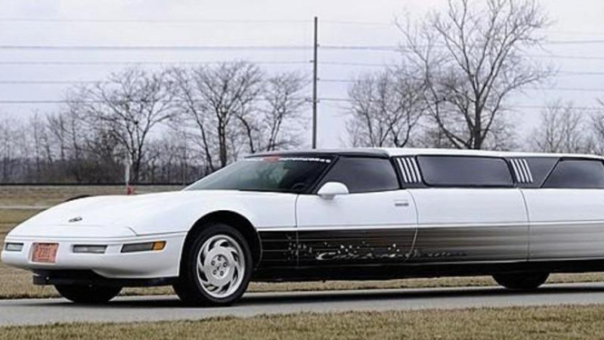 Corvette C4 1994 yang disulap jadi limousine.