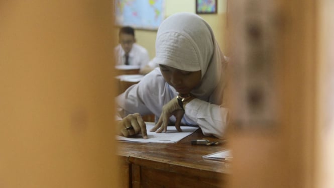 Pembangunan Sekolah Terhenti, Ujian Nasional Murid SMPN 73 Terpaksa Menumpang