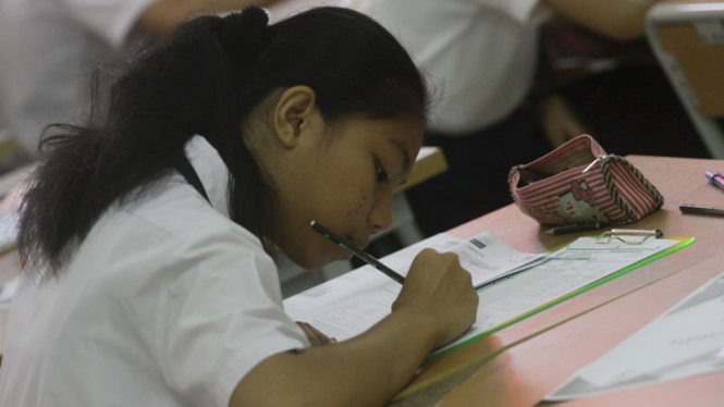 Pembangunan Sekolah Terhenti, Ujian Nasional Murid SMPN 73 Terpaksa Menumpang
