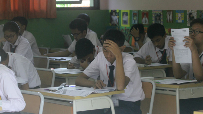 Sejumlah siswa mengikuti Ujian Nasional.