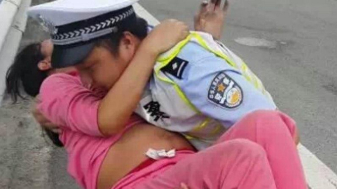 Polisi bantu wanita hamil di China.