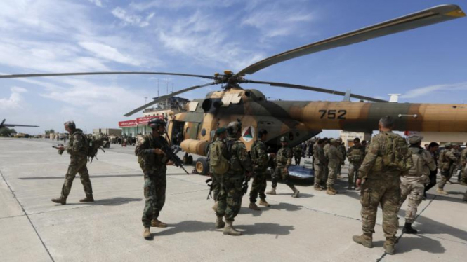 Pasukan Afghanistan di Bandara Kunduz.