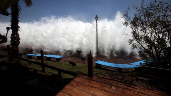 Gelombang di pantai pasific akibat badai yang terbentuk di Selandia Baru.