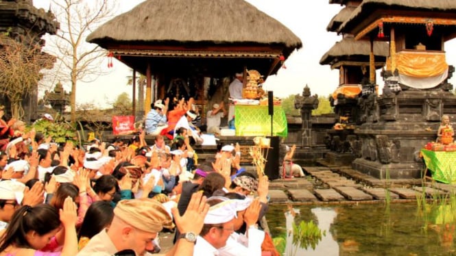 Umat Hindu Bali rayakan Hari Saraswati di Belgia, Sabtu (2/5/2015)
