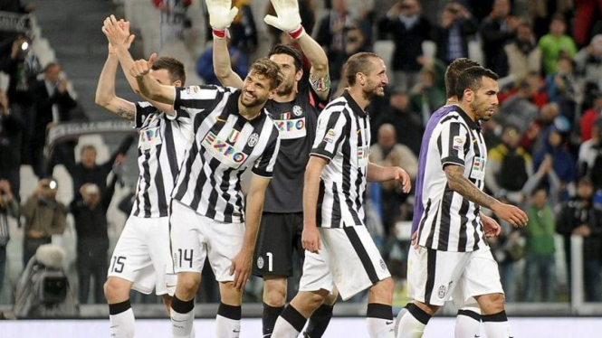 Para pemain Juventus merayakan kemenangan.